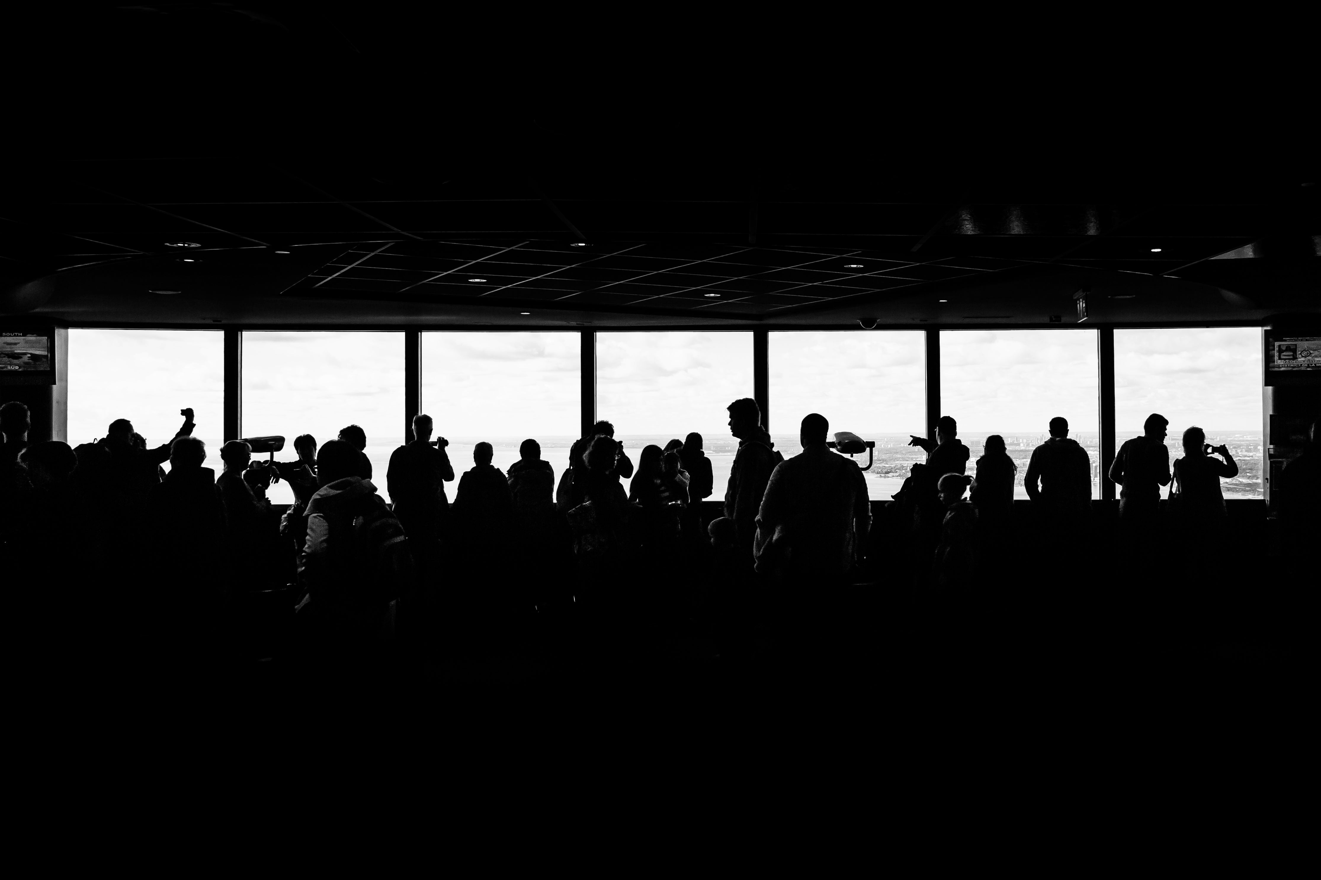 140 users on the waiting list - Tourist crowd gathers by window